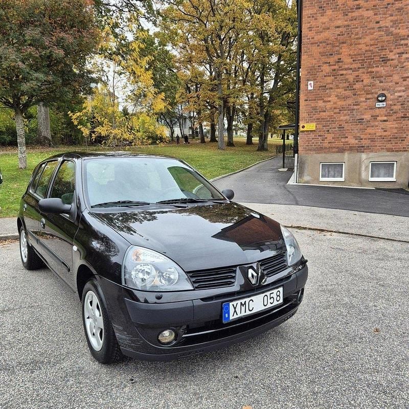 Svart Begagnad 2006 Renault Clio II Halvkombi | 25 000 kr (Marknadspris) - Bild 1/4