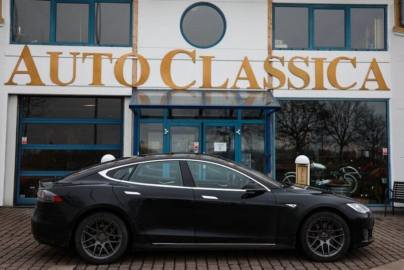Svart Begagnad 2015 Tesla Model S Sedan | 285 000 kr (Lite dyr) - Bild 1/4