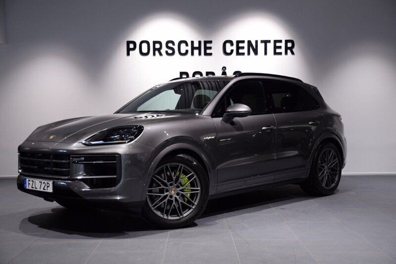 Grå (grey) Ny 2025 Porsche Cayenne SUV | 1 529 500 kr (Bra pris) - Bild 1/4