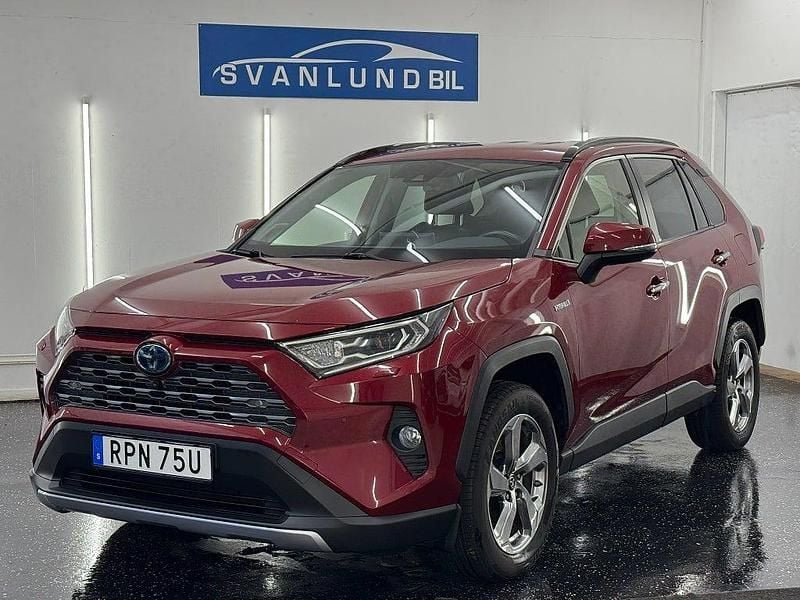 Röd Begagnad 2020 Toyota RAV4 Hybrid Executive SUV | 339 800 kr (Marknadspris) - Bild 1/4