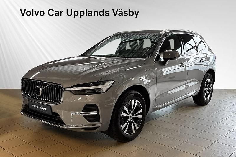 Grå Begagnad 2023 Volvo XC60 Core SUV | 479 900 kr (Marknadspris) - Bild 1/3