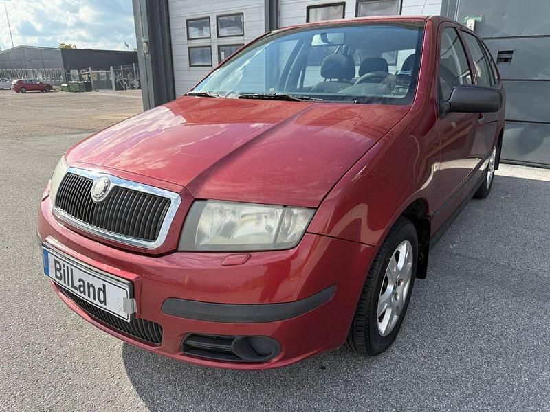Mörkröd (röd) Begagnad 2007 Skoda Fabia Halvkombi | 19 900 kr (Marknadspris) - Bild 1/4