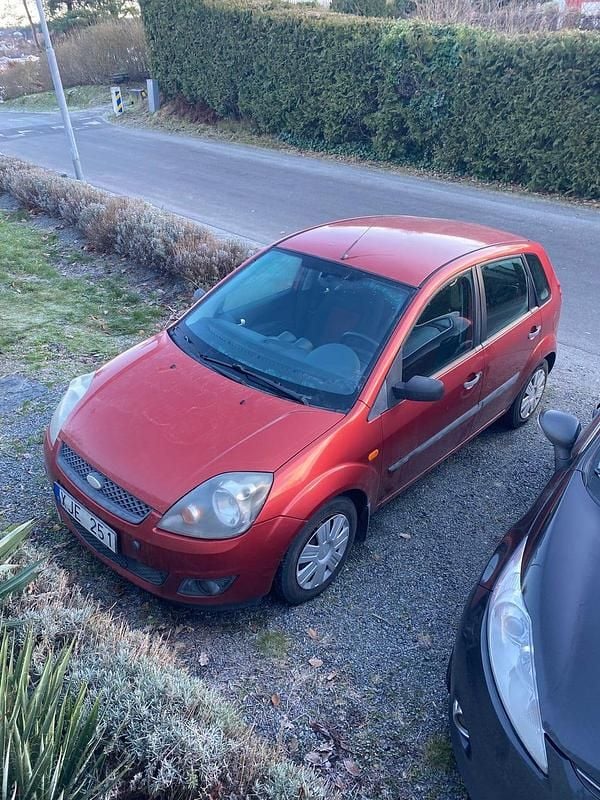 Begagnad 2006 Ford Fiesta Halvkombi | 7 000 kr (Lite dyr) - Bild 1/4