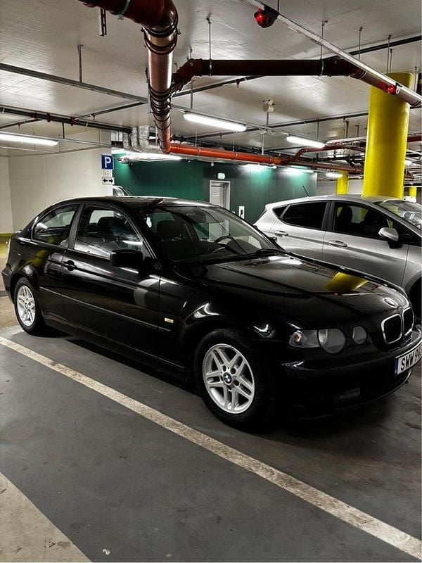 Svart Begagnad 2002 BMW 316 Compact Halvkombi | 35 000 kr (Marknadspris) - Bild 1/4