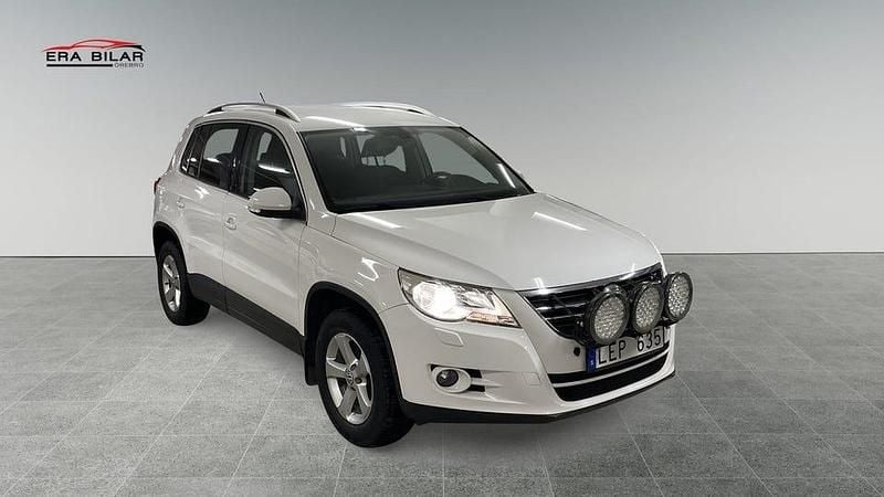 Vit Begagnad 2011 VW Tiguan Sportline SUV | 74 900 kr (Bra pris) - Bild 1/4