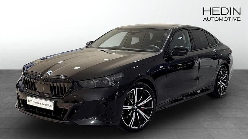 Svart Begagnad 2025 BMW 520 M Sport Sedan | 588 700 kr (Marknadspris) - Bild 1/4