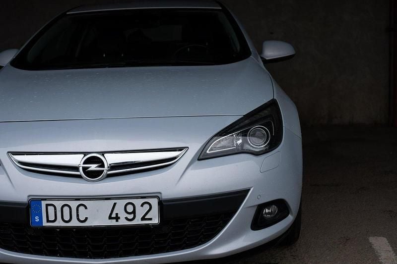 Vit Begagnad 2012 Opel Astra GTC Halvkombi | 68 000 kr - Bild 1/3