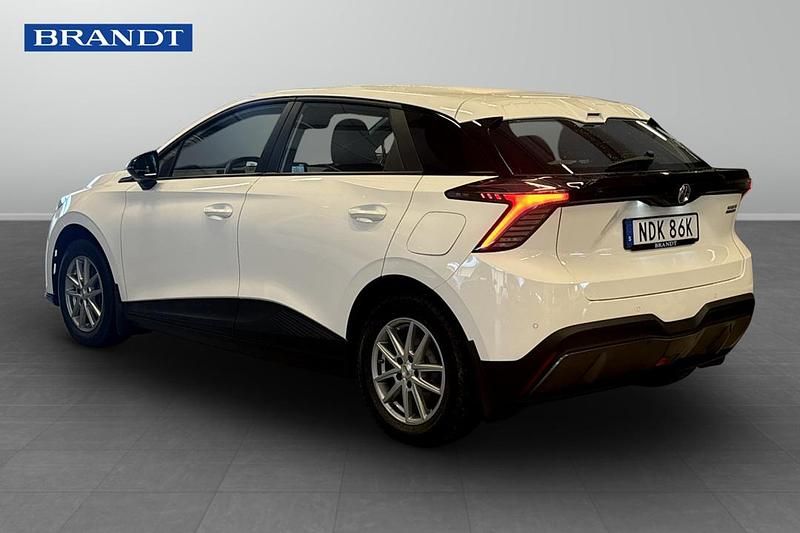 Begagnad MG MG4 EV 125 kW (171 HK) 2023 Vit Halvkombi