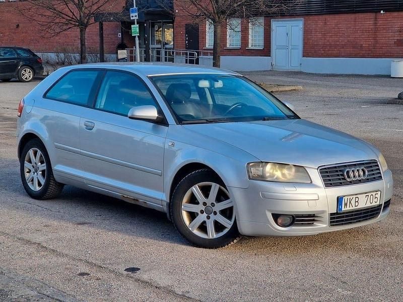 Silver Begagnad 2005 Audi A3 Comfort Halvkombi | 39 400 kr (Marknadspris) - Bild 1/4