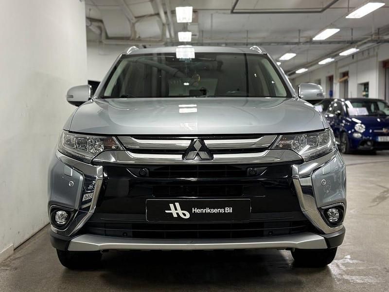 Begagnad Mitsubishi Outlander 150 HK (110 kW) 2016 Silver SUV