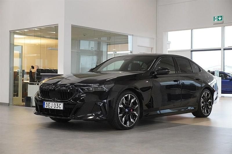 Svart Begagnad 2023 BMW i5 M Sport Sedan | 699 800 kr (Superpris) - Bild 1/4