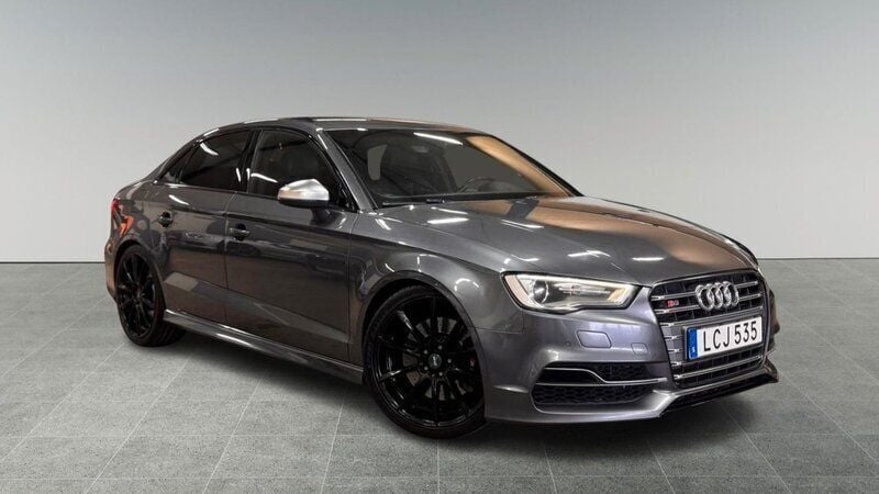 Grå Begagnad 2016 Audi S3 Comfort Sedan | 259 900 kr (Marknadspris) - Bild 1/4