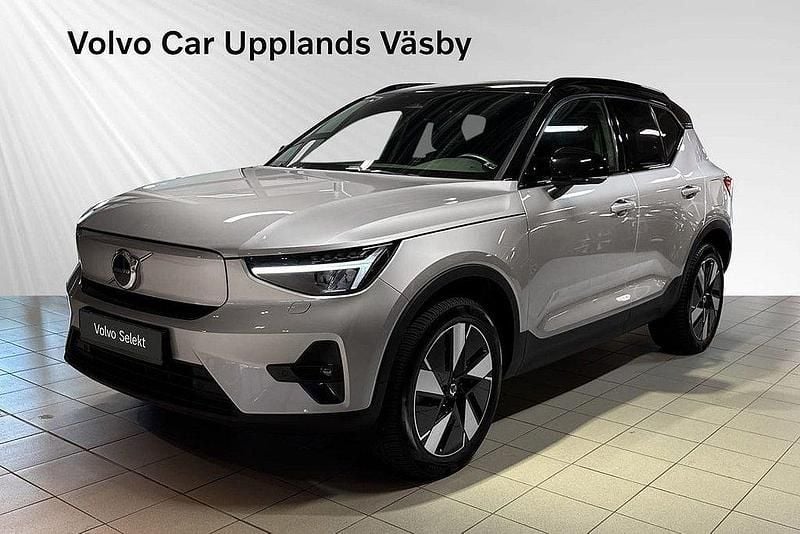 Ljusgrå (grå) Begagnad 2023 Volvo XC40 Plus SUV | 449 900 kr (Marknadspris) - Bild 1/2