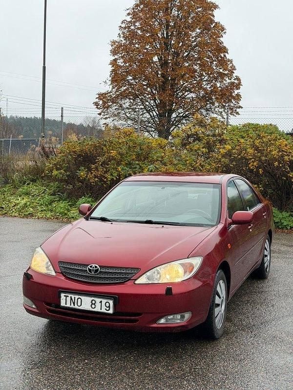Mörkröd Begagnad 2001 Toyota Camry Sedan | 25 000 kr (Marknadspris) - Bild 1/4