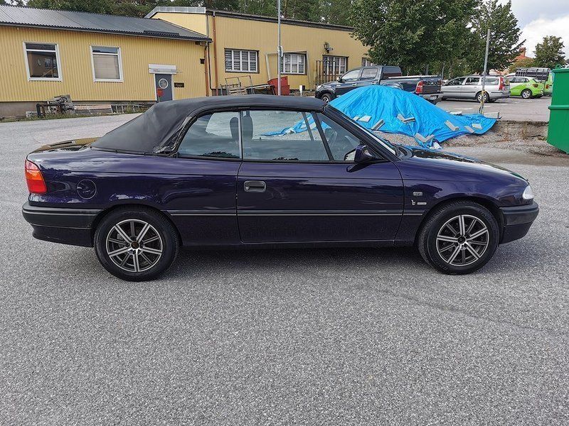Begagnad Opel Astra Cabriolet 116 HK (85 kW) 1994 Mörkblå (blå) Cab