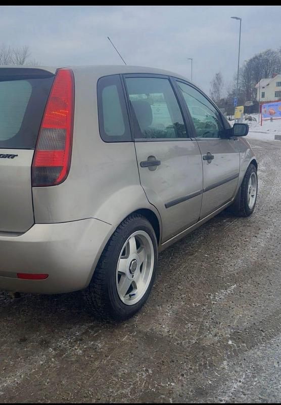 Begagnad Ford Fiesta 100 HK (73 kW) 2004 Halvkombi