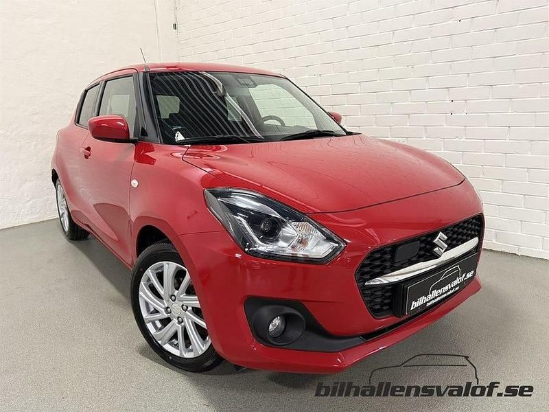 Röd Begagnad 2022 Suzuki Swift Halvkombi | 176 900 kr (Marknadspris) - Bild 1/4