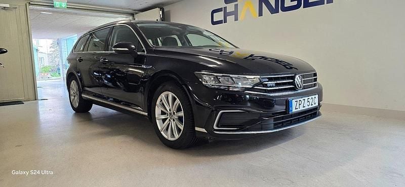 Svart Begagnad 2022 VW Passat GTE Kombi | 289 900 kr (Marknadspris) - Bild 1/4