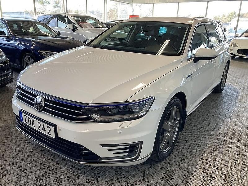 Vit Begagnad 2017 VW Passat GTE Kombi | 134 900 kr (Bra pris) - Bild 1/4