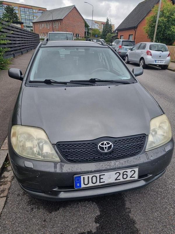 Grå Begagnad 2003 Toyota Corolla Kombi | 22 000 kr (Marknadspris) - Bild 1/4