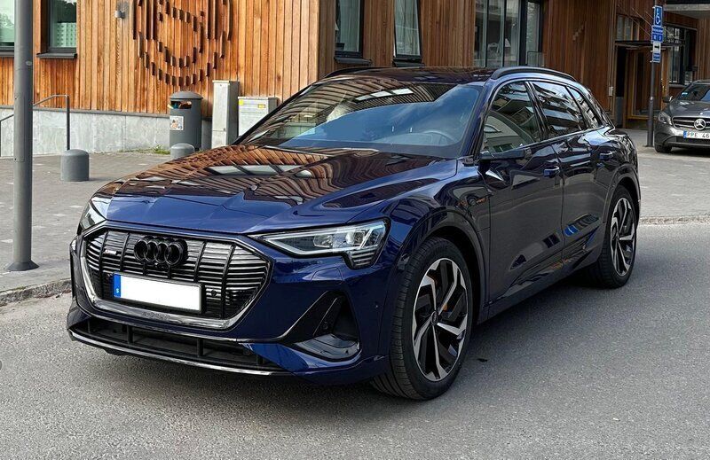 Blå Begagnad 2022 Audi e-tron S-Line SUV | 459 900 kr (Marknadspris) - Bild 1/4