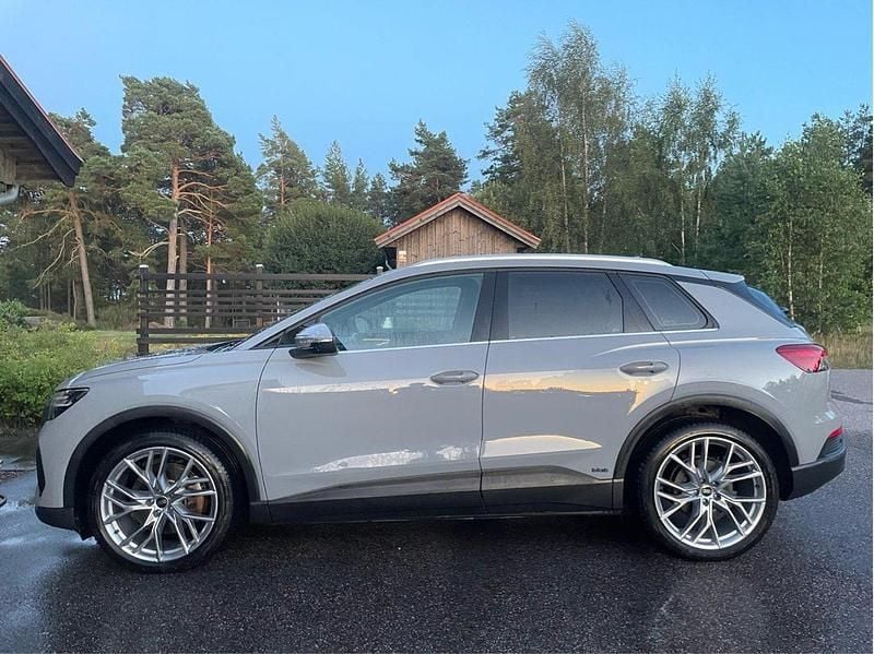 Grå Begagnad 2022 Audi Q4 e-tron Comfort SUV | 399 000 kr - Bild 1/4