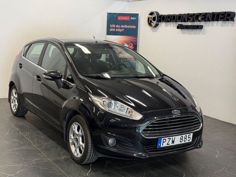 Svart Begagnad 2013 Ford Fiesta Titanium Halvkombi | 49 900 kr (Marknadspris) - Bild 1/4