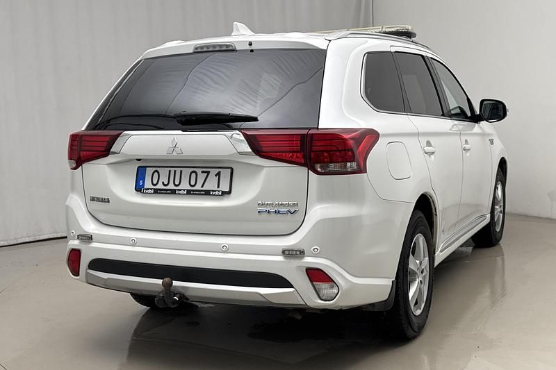 Begagnad Mitsubishi Outlander Comfort Edition 121 HK (88 kW) 2017 Vit SUV