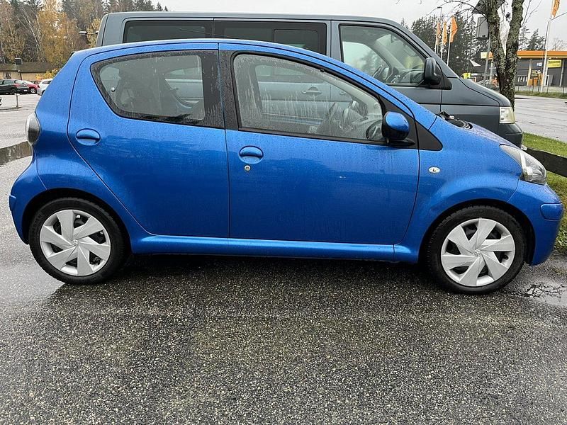 Blå Begagnad 2010 Toyota Aygo Halvkombi | 40 000 kr (Marknadspris) - Bild 1/4