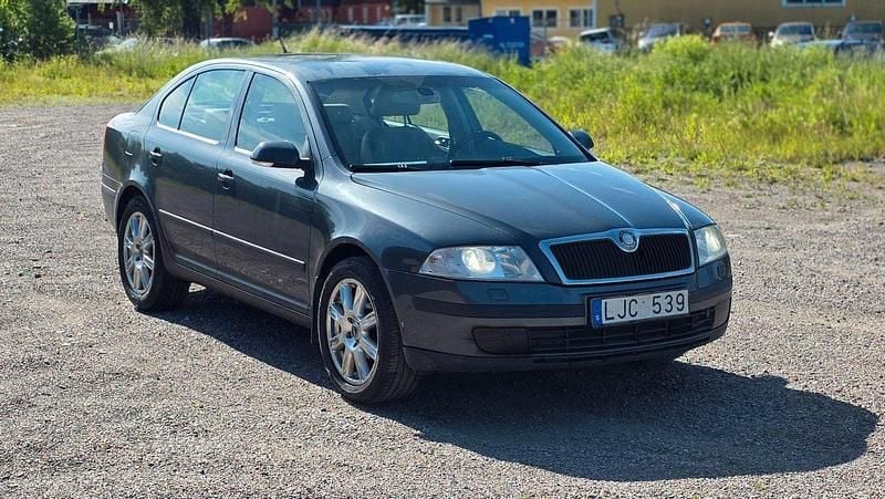 Mörkgrå (grå) Begagnad 2008 Skoda Octavia Halvkombi | 14 900 kr (Marknadspris) - Bild 1/4