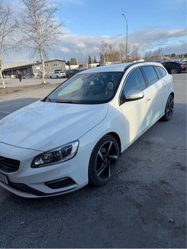 Vit Begagnad 2015 Volvo V60 R-Design Kombi | 170 000 kr (Marknadspris) - Bild 1/4