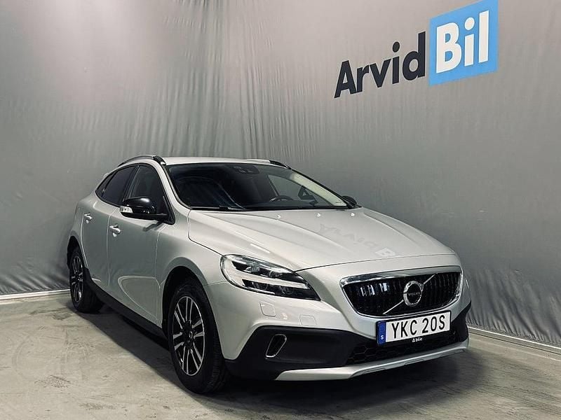 Begagnad Volvo V40 Momentum 150 HK (110 kW) 2019 Silver Halvkombi
