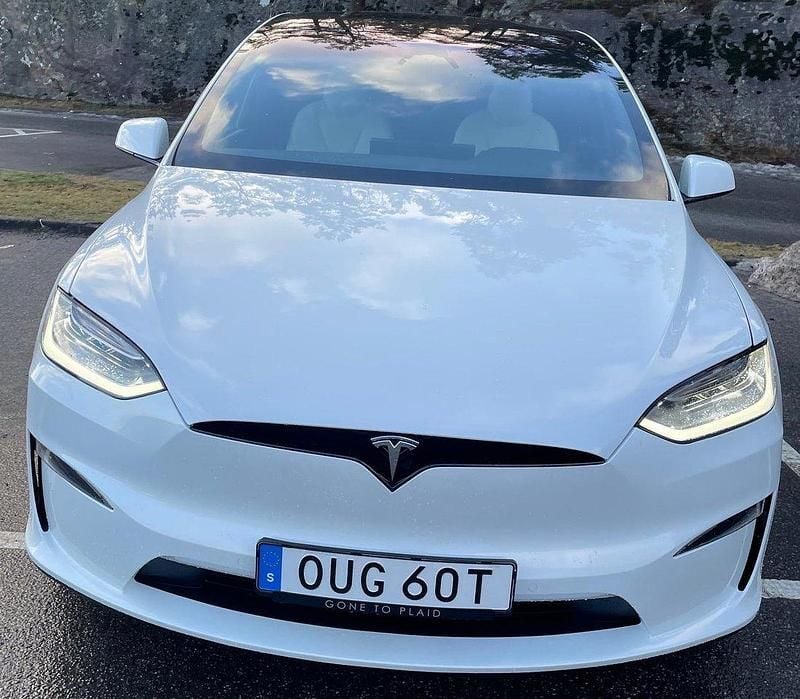 Vit Begagnad 2023 Tesla Model X Plaid SUV | 920 000 kr (Dyr) - Bild 1/4
