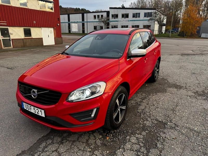 Röd Begagnad 2017 Volvo XC60 R-Design SUV | 239 900 kr (Marknadspris) - Bild 1/4