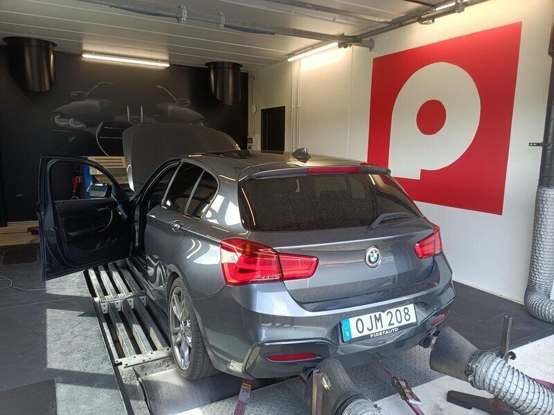 Grå Begagnad 2017 BMW M140 M Sport Halvkombi | 325 000 kr - Bild 1/4