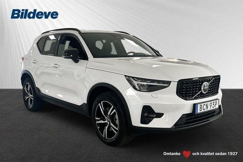Vit Begagnad 2024 Volvo XC40 Plus SUV | 419 900 kr (Marknadspris) - Bild 1/4