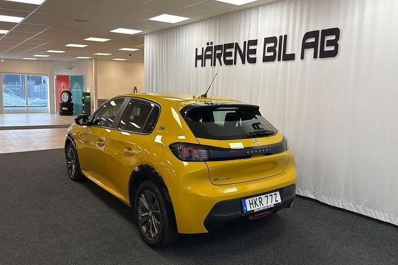 Begagnad Peugeot e-208 Active 100 kW (136 HK) 2022 Gul Halvkombi