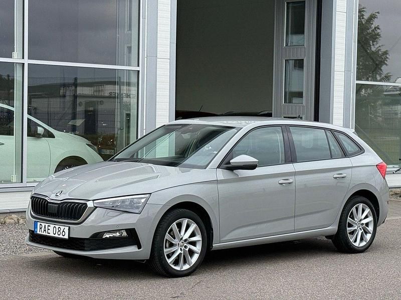 Grå Begagnad 2022 Skoda Scala Style Halvkombi | 209 800 kr (Marknadspris) - Bild 1/4