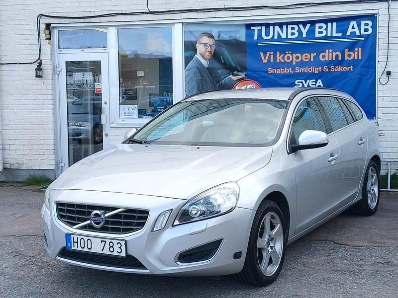 Ljusgrå Begagnad 2010 Volvo V60 Momentum Kombi | 98 700 kr (Marknadspris) - Bild 1/4