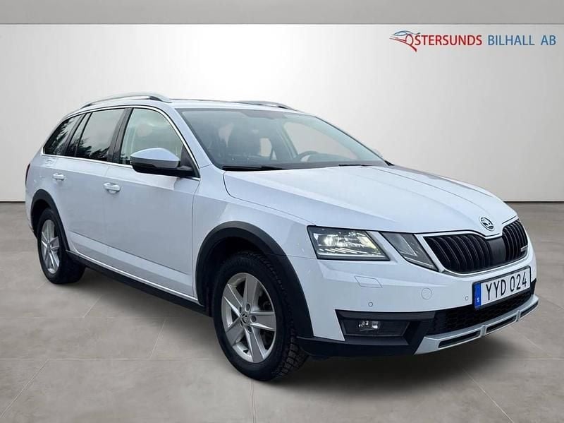 Vit Begagnad 2018 Skoda Octavia Scout Kombi | 189 900 kr (Marknadspris) - Bild 1/4