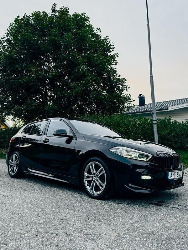 Svart Begagnad 2022 BMW 118 M Sport Halvkombi | 280 000 kr (Lite dyr) - Bild 1/4