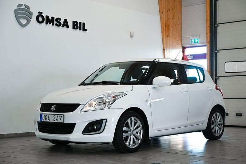 Vit Begagnad 2013 Suzuki Swift Halvkombi | 69 798 kr (Marknadspris) - Bild 1/4