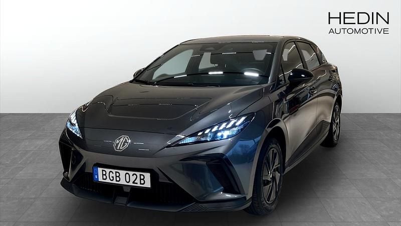 Grå (grey) Begagnad 2023 MG MG4 EV Halvkombi | 254 500 kr (Marknadspris) - Bild 1/4