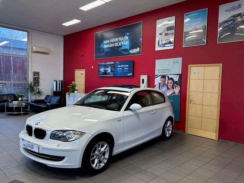 Vit Begagnad 2009 BMW 118 Advantage Halvkombi | 79 500 kr (Marknadspris) - Bild 1/4