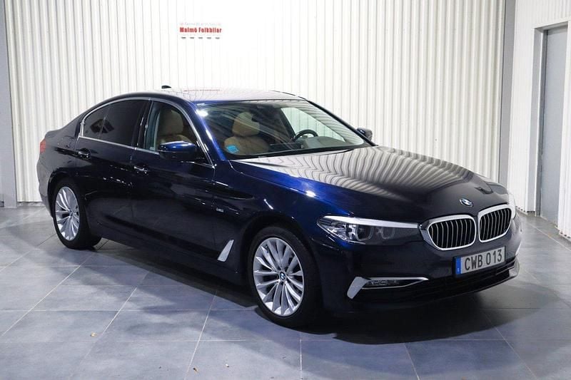 Blå Begagnad 2017 BMW 520 Luxury Line Sedan | 279 900 kr (Dyr) - Bild 1/4
