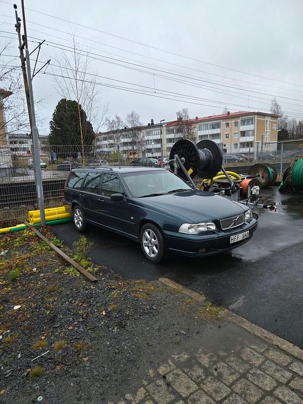 Begagnad 1998 Volvo V70 Kombi | 15 000 kr (Marknadspris) - Bild 1/4