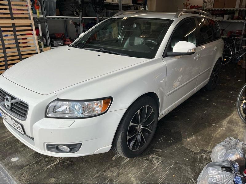 Vit Begagnad 2012 Volvo V50 Momentum Kombi | 90 000 kr (Lite dyr) - Bild 1/4