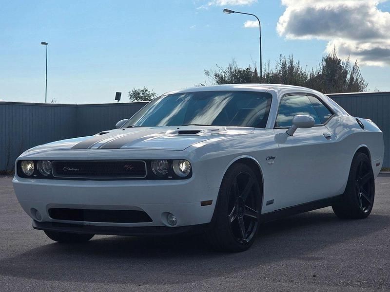 Vit Begagnad 2014 Dodge Challenger Sportkupé | 229 800 kr - Bild 1/4