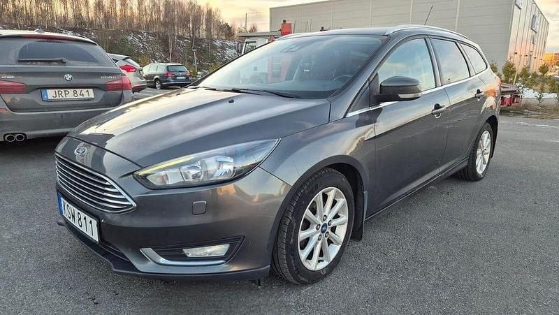 Grå Begagnad 2015 Ford Focus Titanium Kombi | 64 900 kr (Marknadspris) - Bild 1/4