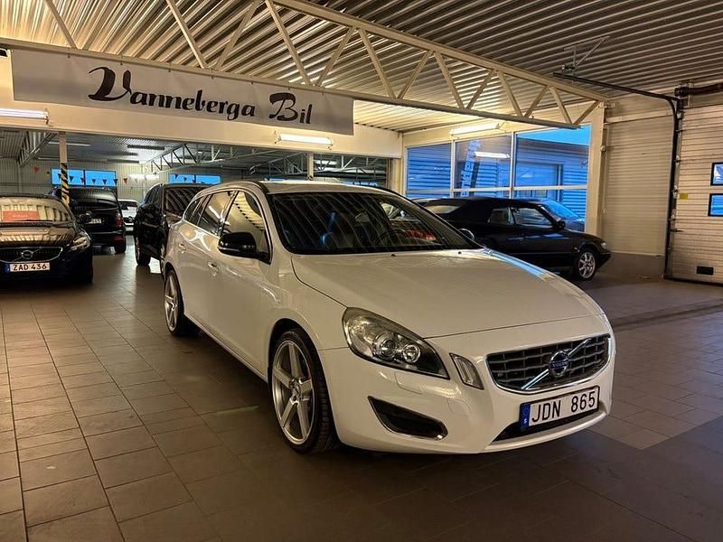 Vit Begagnad 2013 Volvo V60 Momentum Kombi | 109 900 kr (Marknadspris) - Bild 1/4